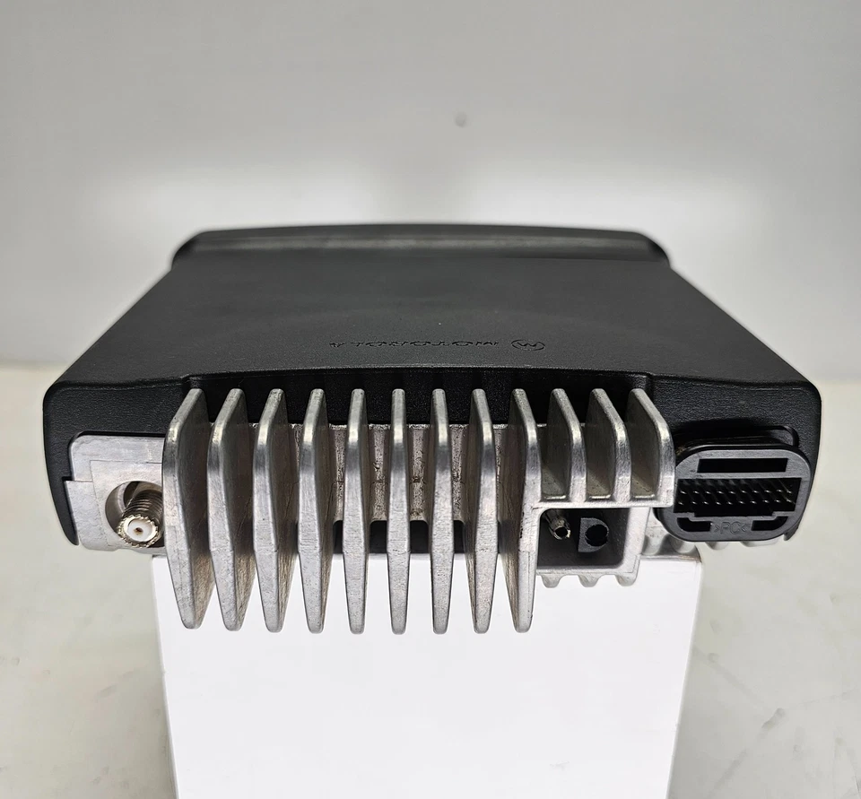 Motorola CDM750 UHF 450-520 MHz 4 Channel 25 Watt (Complete Kit) - Image 4 of 4