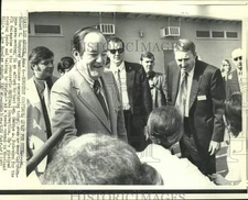 1972 Press Photo Senator Humphrey continues quest for votes in California.