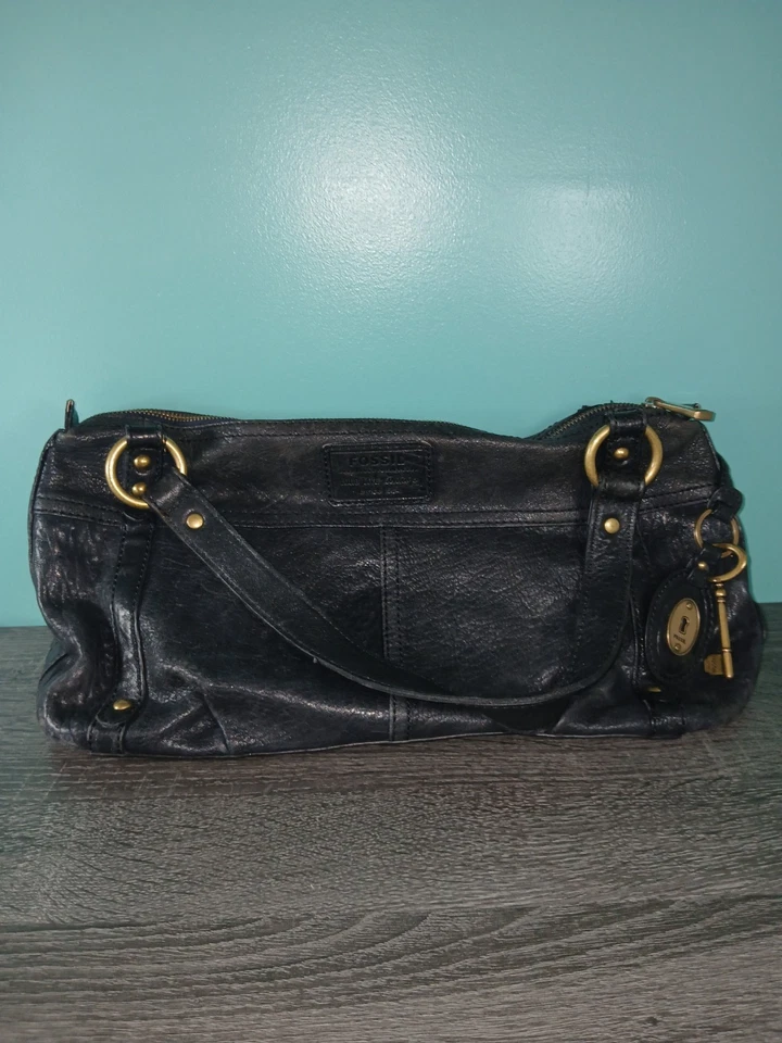 Bolso de hombro Fossil Long Live Vintage 1954 de cuero azul oscuro con dijes clave Foto 4 de 4