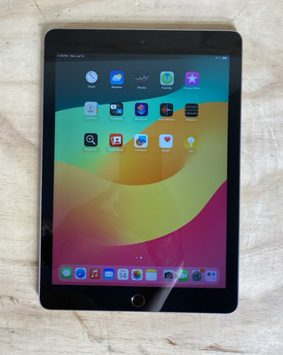 Apple iPad (6th Generation) A1893 32 GB, Wi-Fi, 9.7 in - Space