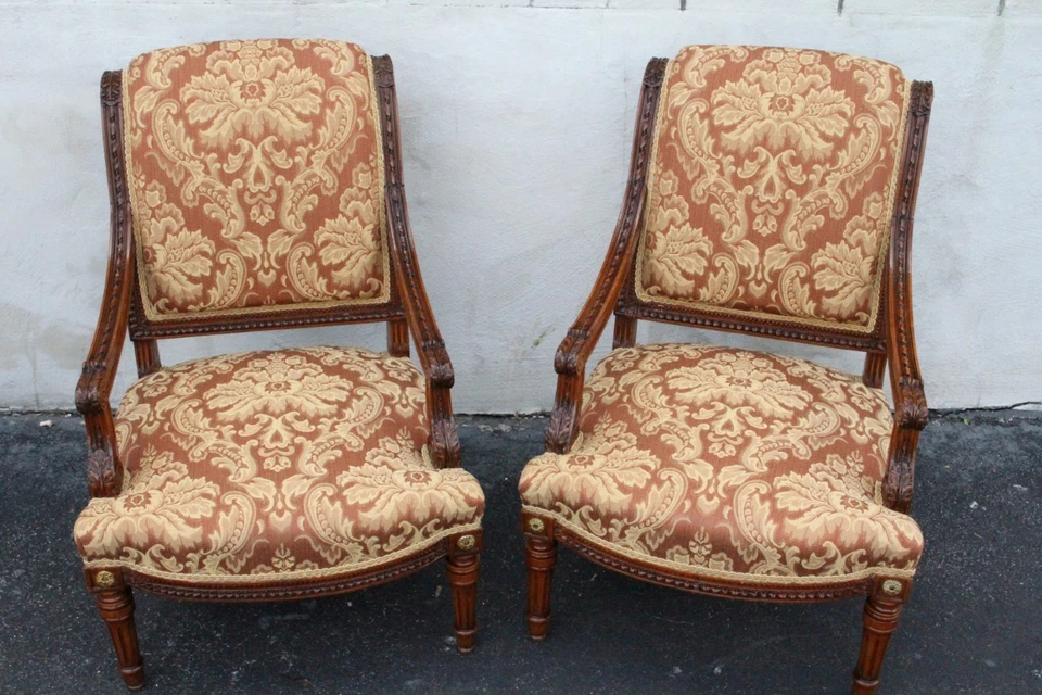 Precioso par de sillas Fauteuils provinciales francesas talladas en nogal, tapicería nueva Foto 2 de 4