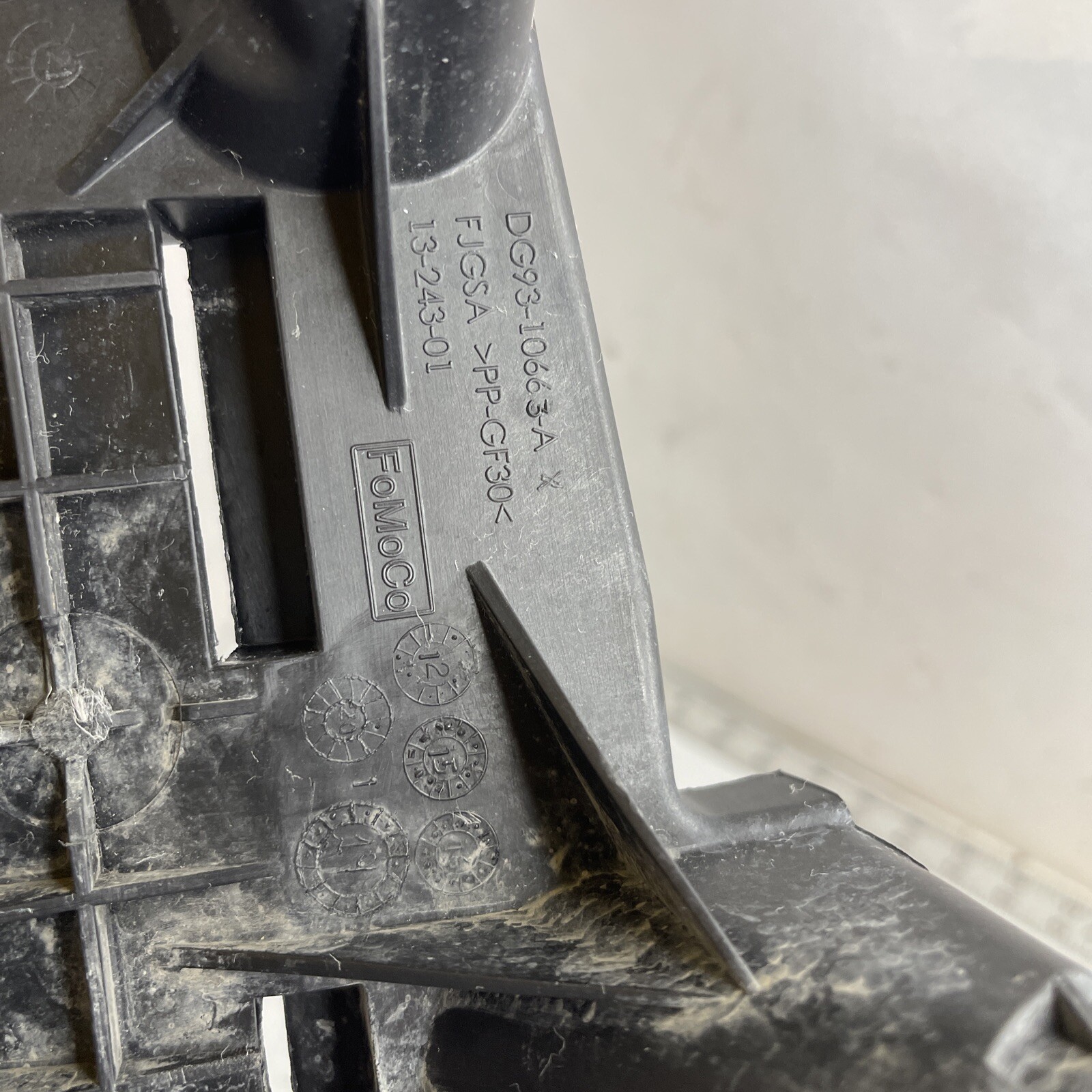 2020 FORD FUSION SE BATTERY UNDER TRAY HOLDER MOUNT BRACKET P/N DG93-10663-A