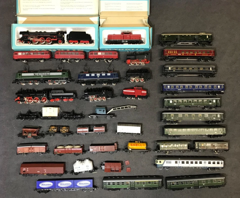 Märklin Konvolut Sammlung mit 10 Loks, 12 Personen- und 14 Güterwagen