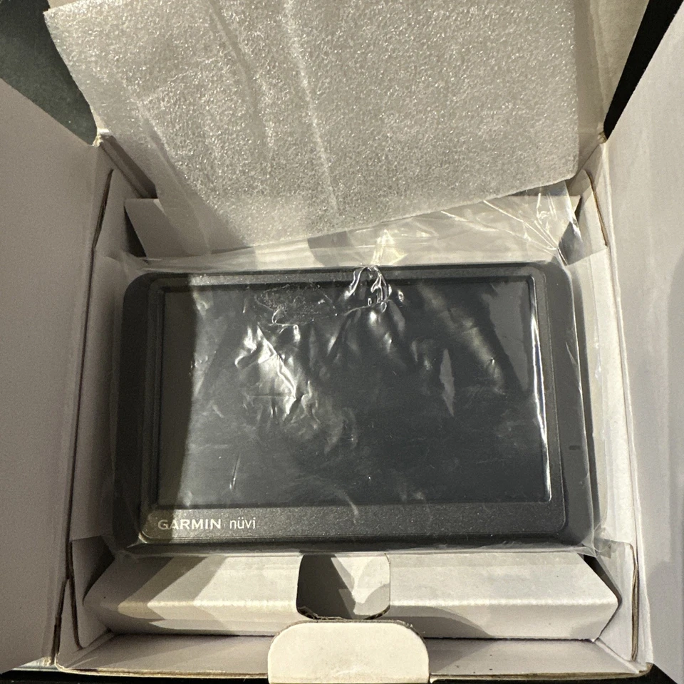 BNIB Garmin Nüvi 255W GPS Navigator Bundle (Case, Mounts, Car Adapter, Charger) - Image 3 of 4
