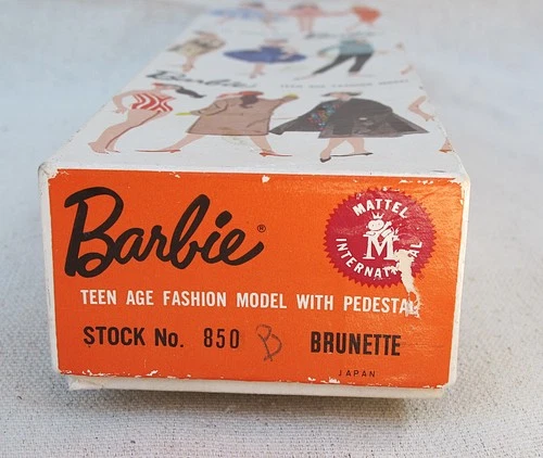 1950's/60's Vintage BARBIE doll box + accessories: picnic set, knitting, shoes
