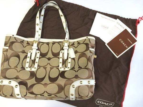 Brand new COACH white leather gallery tote bag (large) 90 000 yen
