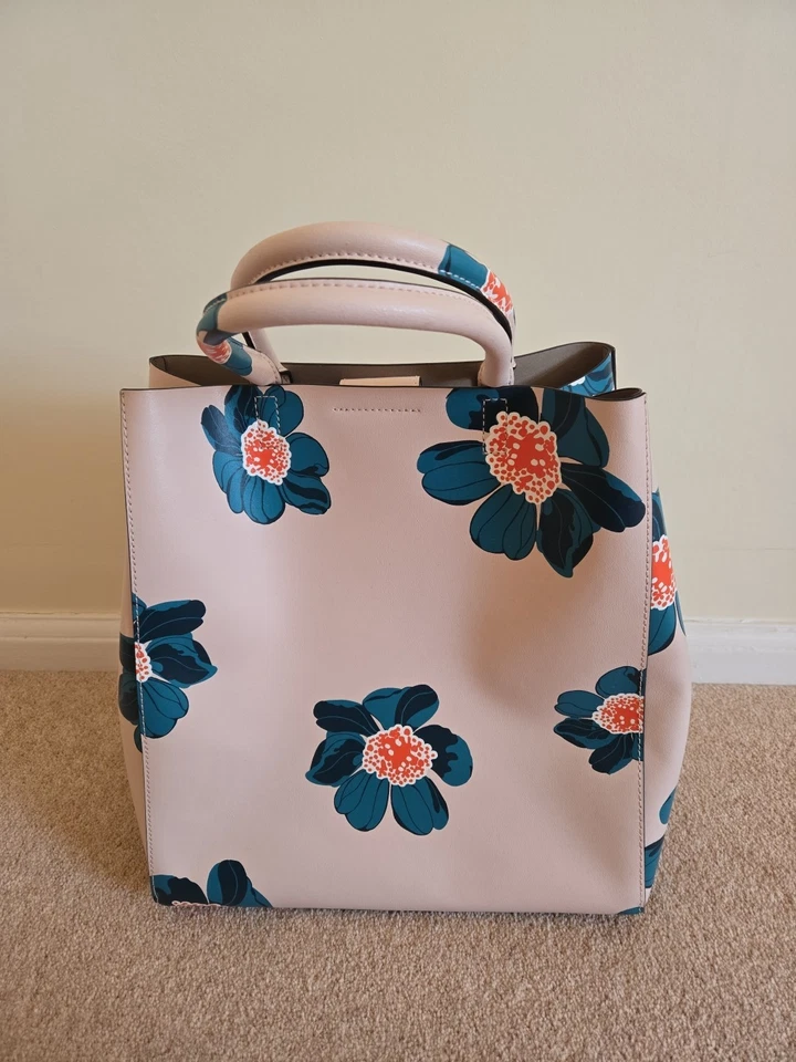 Banana Republic Women's Leather Tote Bag. - Image 2 of 4