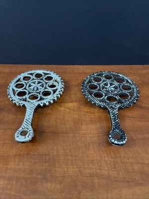 Alloy Casting Co Dallas Round Footed Trivet With Handle Set Of 2