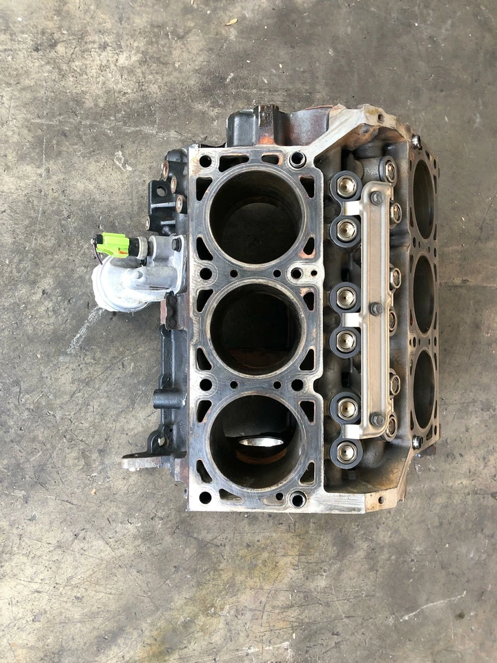 Короткоблочный цилиндр двигателя 2004 - 2005 DODGE CARAVAN 3,3 л (6-201) G - Изображение 3 из 4