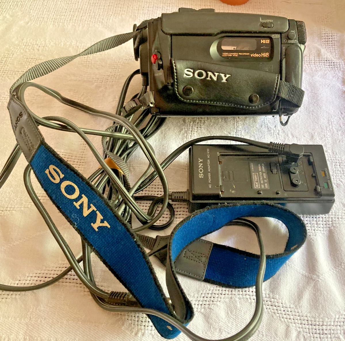 Sony CCD-TR81 Hi8 Handycam Camcorder for Parts or Repair Includes Charger-image