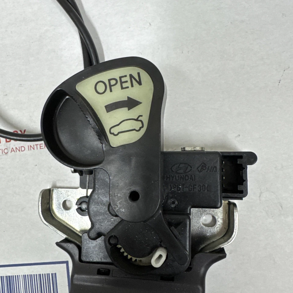 Actuador de cierre de maletero Hyundai Genesis 09-14 OEM sedán Foto 4 de 4