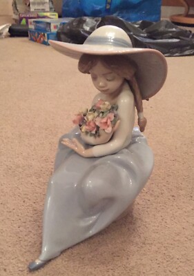 Lladro #5862 duftendes Blumenstrauß Mädchen mit Nelken Figur - aktuelle Art.-Nr. 010058