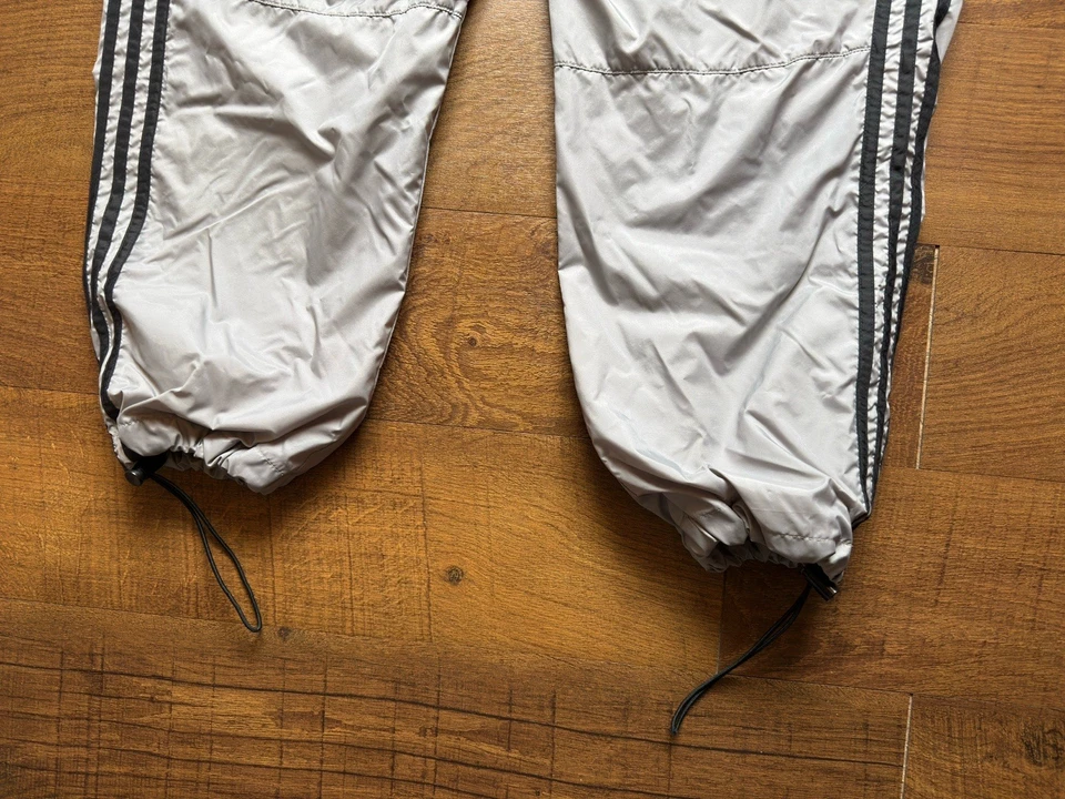 Pantalones de chándal de colección años 90 Adidas para hombre gris forrados de malla a rayas talla XL Foto 4 de 4