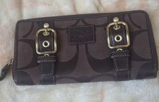 Cartera sin asas Coach Zoe firma doble hebilla lona jacquard acordeón cremallera