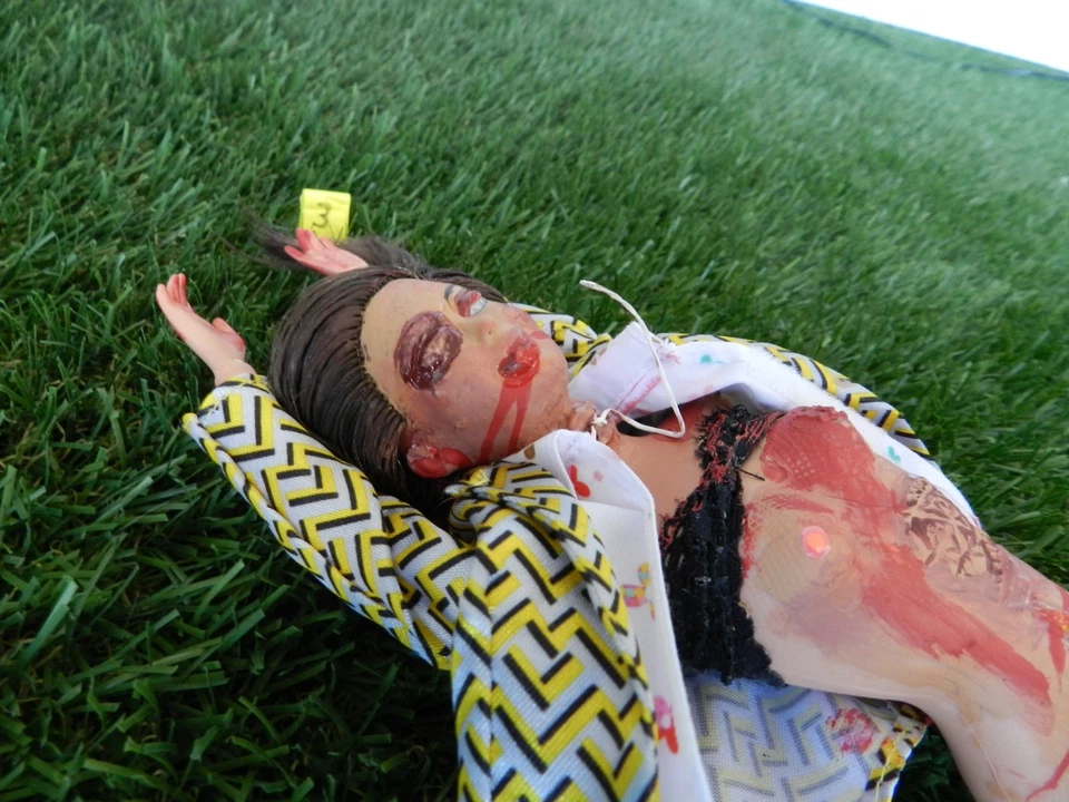 Feminicide Awareness is 2 Doll Set 9 & 5 jnts móviles, *GRÁFICO * escena del crimen, Barbie Foto 4 de 4