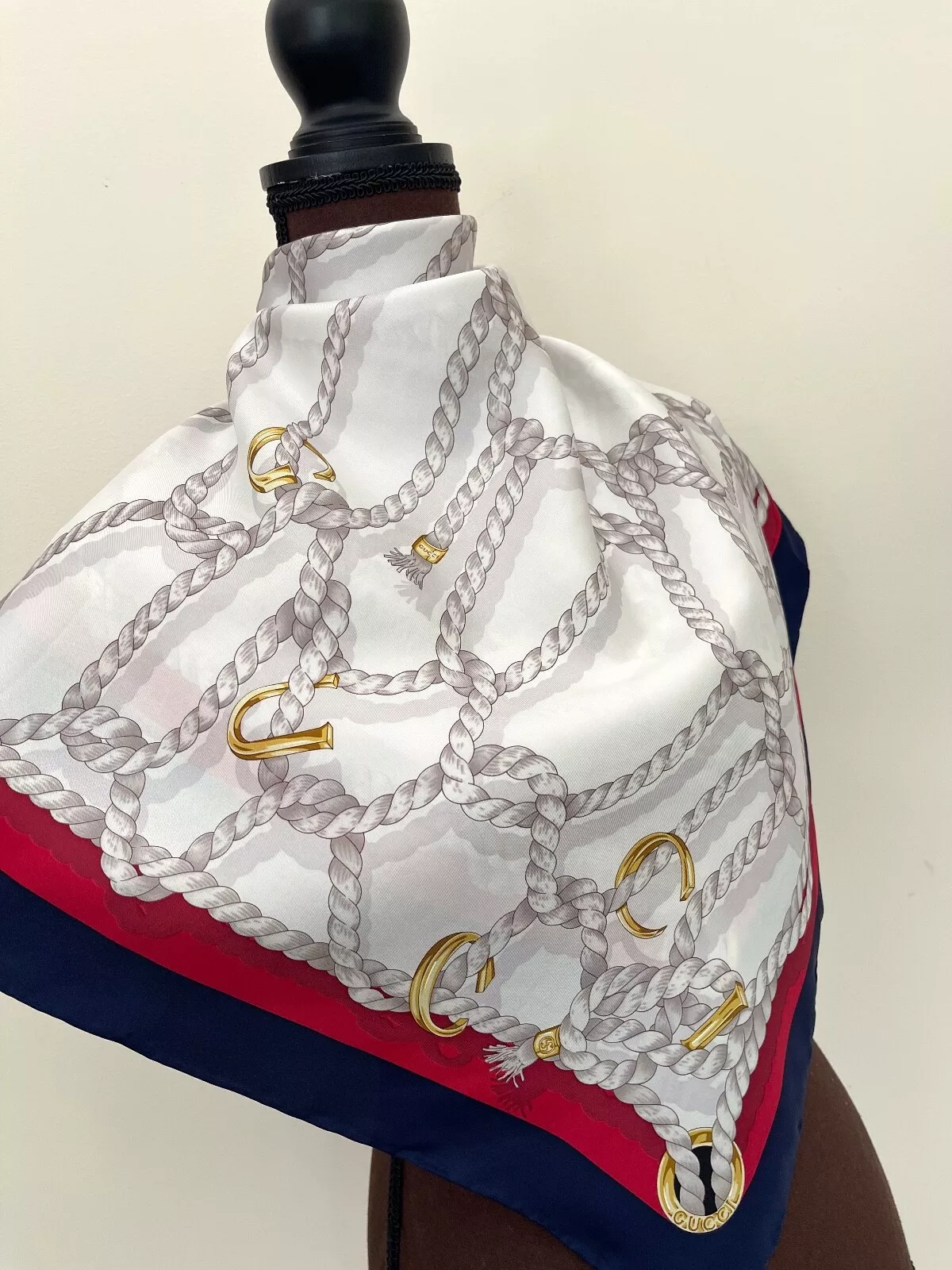 Foulard unisexe enveloppe de soie Gucci logo cordes blanches imprimé rouge bleu bordure