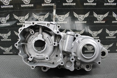 #ad 2000 2001 KAWASAKI KX250 OEM LEFT ENGINE CRANKCASE CRANK CASE 14001 1282 GOOD $279.99