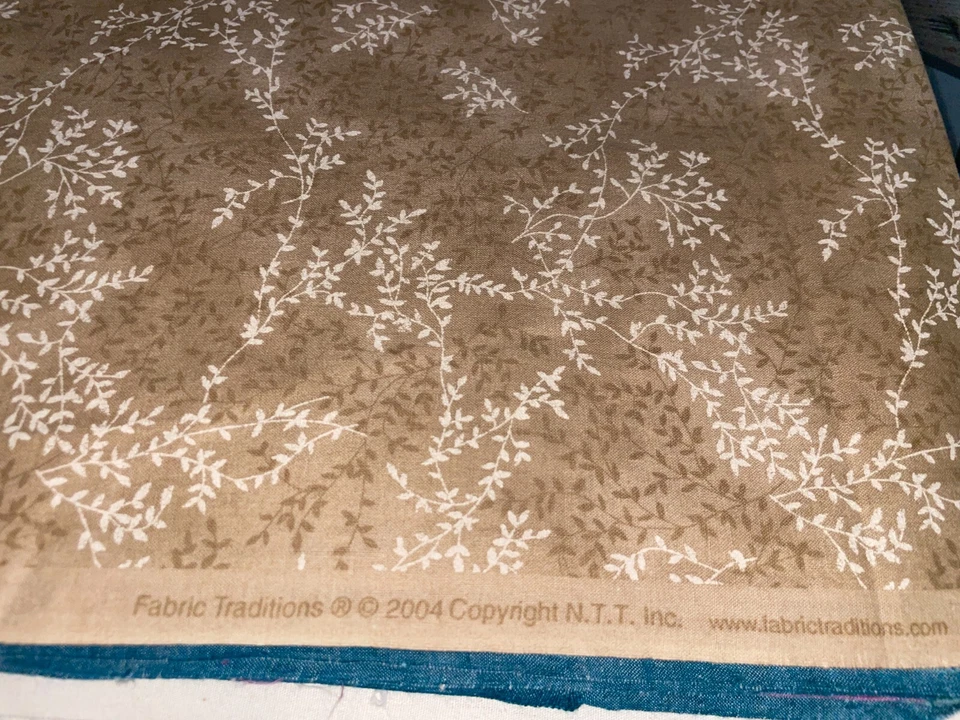 Tela de edredón de algodón tono sobre tono enredaderas ramas caqui tostado por 1/2 yarda tradiciones Foto 2 de 4