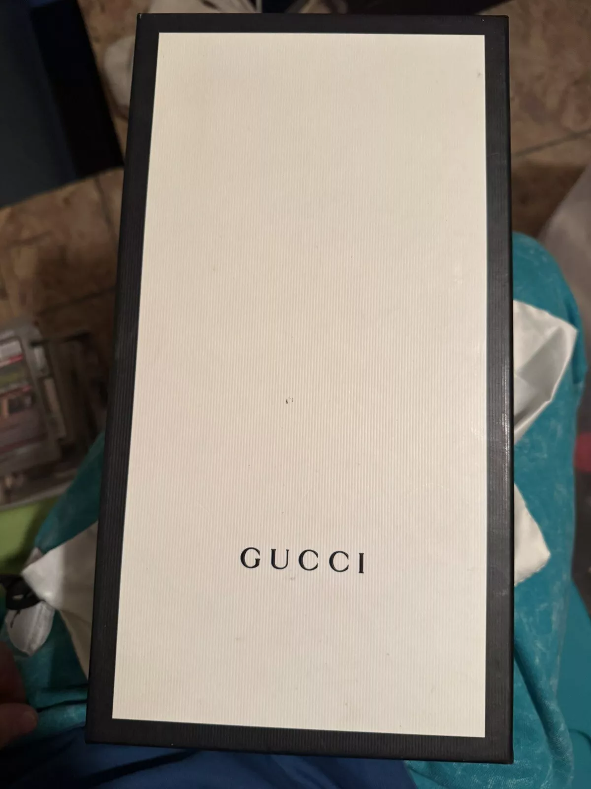 Gucci Boîte à chaussures vide 12,5 x 6,5 x 4,5 noir et blanc avec 1 sac à poussière (couvre chaussures)