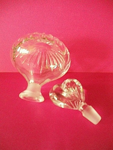 MARQUIS BY WATERFORD PRESSED GLASS CLEAR PERFUME BOTTLE W / HEART STOPPER - Picture 5 of 6