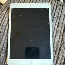 iPad 1st Gen A1432 16GB Silver/White 9.7in Wi-Fi iOS Cracked Screen untested