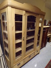 Seltener großer 3türiger Vitrinenschrank Weichholz