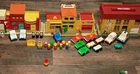Fisher Price Little People, Lot Of 3 Buildings And Many Figures Vintage Toys