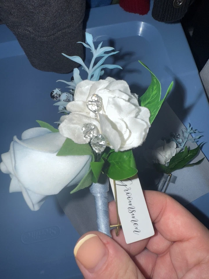 Boutonniere de eucalipto marfim e verde Ling's Moment para casamento masculino com alfinetes... - Imagem 4 de 4