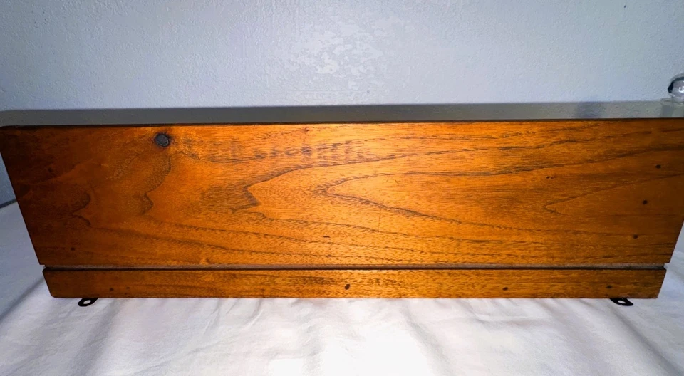 Estante de pared colgante de corazón de madera con núcleo de cabaña con clavijas y ranura para placa Foto 2 de 4