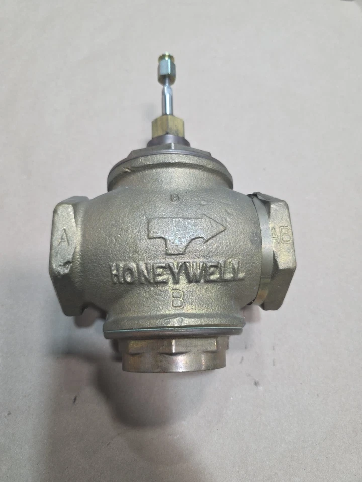 Honeywell V5013F1129 3 Way Mixing Valve  - Image 2 of 4