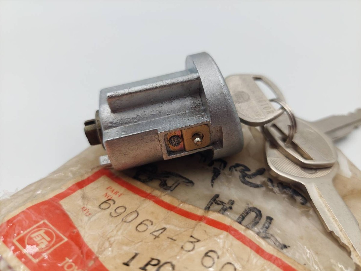 コロナin TOYOTA SWITCH LOCK KEYS SET For TOYOTA CORONA RT40 NOS 69064