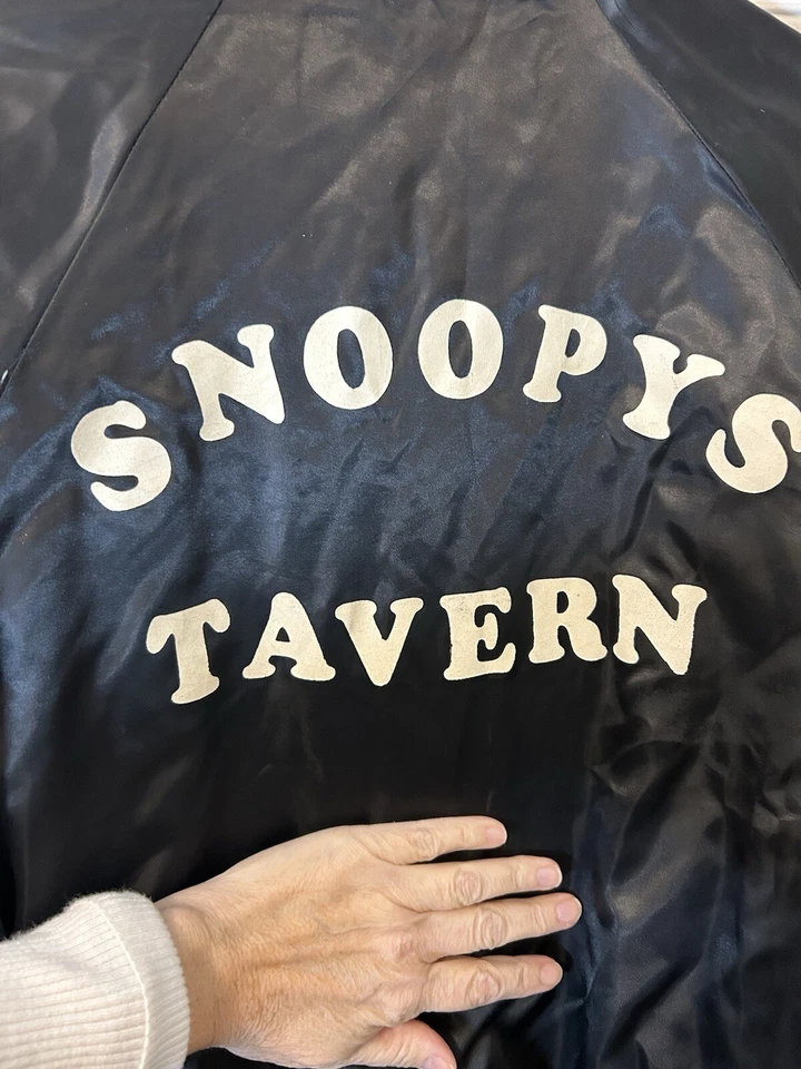 De Colección Años 80 Satins Snoopy Negro Satinado Chaqueta Bombardero Talla Med Taberna Axila Desgarrada Foto 4 de 4