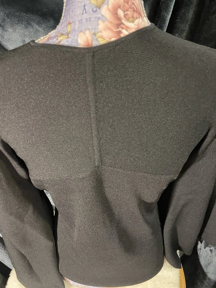 Suéter Ideology M negro mangas campana en V Foto 3 de 4