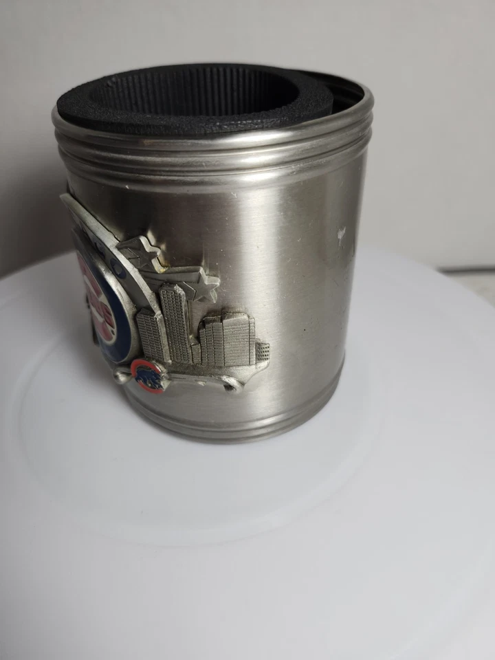 Portabotellas Chicago Cubs Coozie Can levantado en 3D Foto 2 de 4