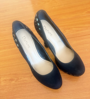 Daphne Black Nubuck Studded Slip-On Round Toe Pump Heels Women s Size 5