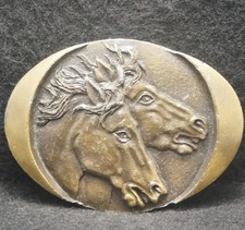 XH11158 VINTAGE 1982  TWO HORSE HEADS  ANIMAL ARTWORK MENS BRASS BELT BUCKLE