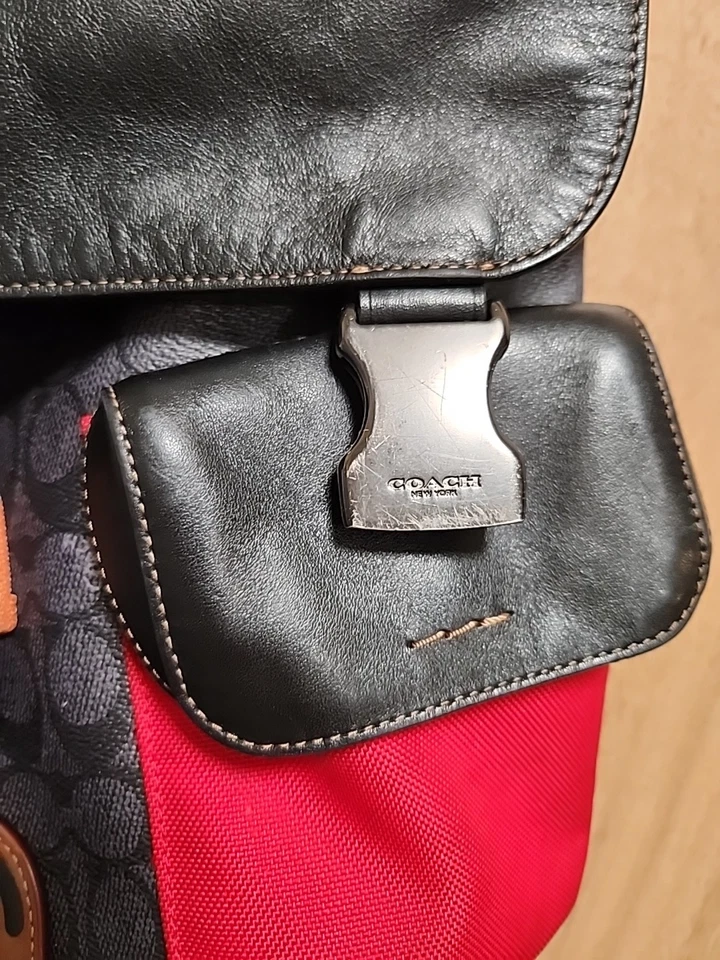 Mochila Coach Rivington en lona exclusiva con parche Coach Foto 3 de 4