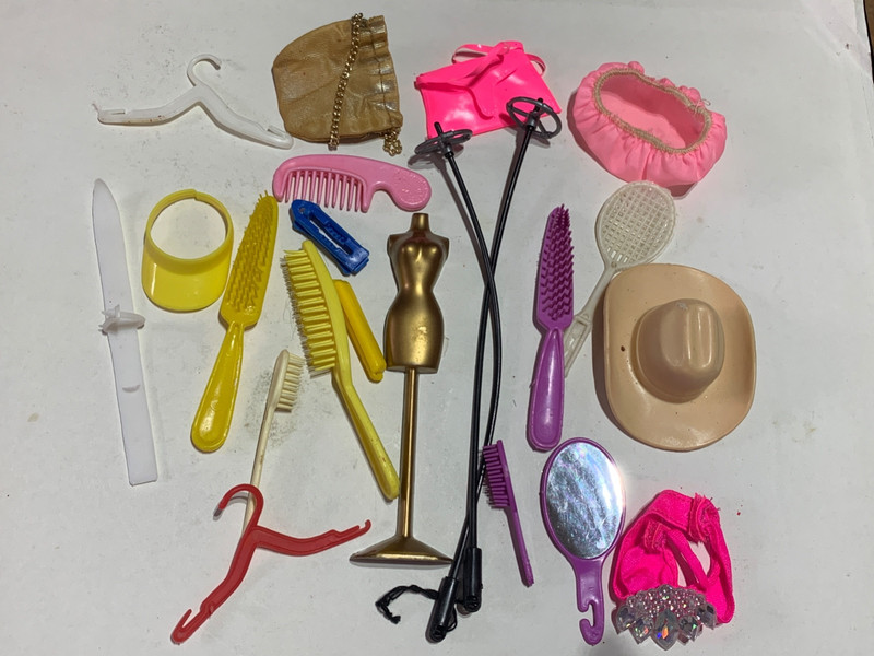 VINTAGE BARBIE ACCESSORIES LOT