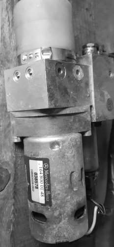 Soft-close tailgate actuator
