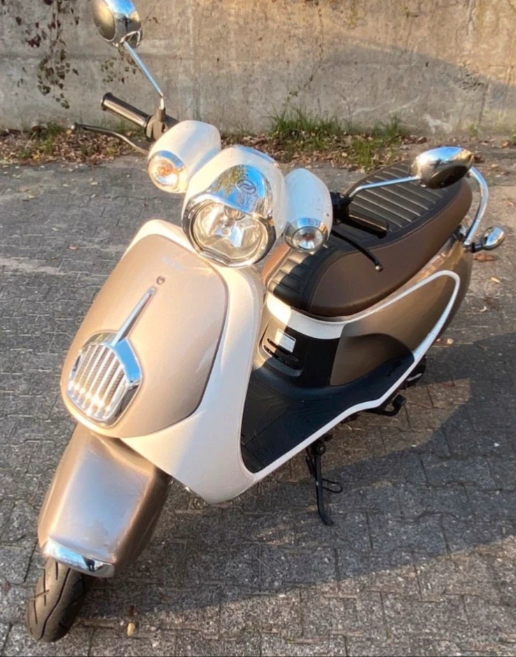 Roller / Daelim / Retro Style / 125 ccm 4200 km - Bild 2 von 4