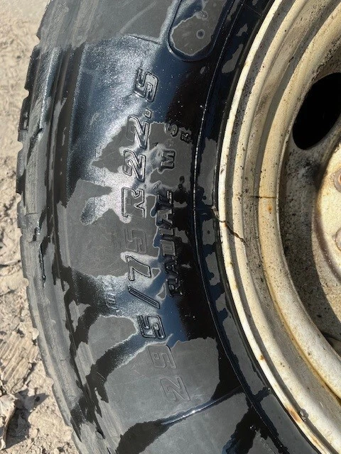 Neumáticos de transmisión usados 295/75r22.5 sobre ruedas de acero Foto 3 de 3