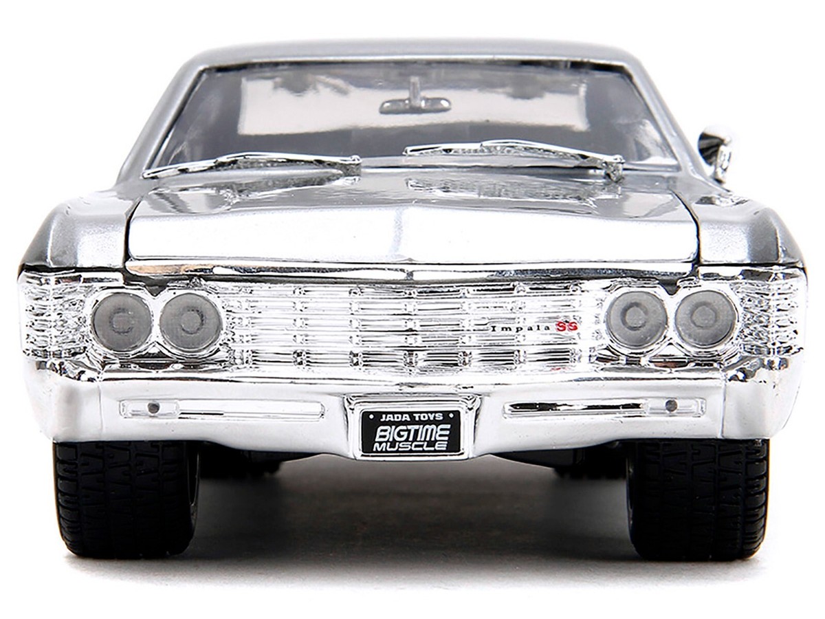 1967 CHEVROLET IMPALA SS SILVER & BLACK 1/24 DIECAST MODEL CAR BY