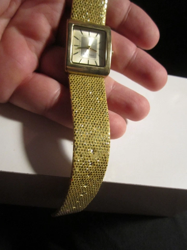 RELOJ NINE WEST TANK VINTAGE CORREA DORADA BRILLANTE SE ADAPTA A MUÑECA DE HASTA 8" - BBA33A Foto 2 de 4