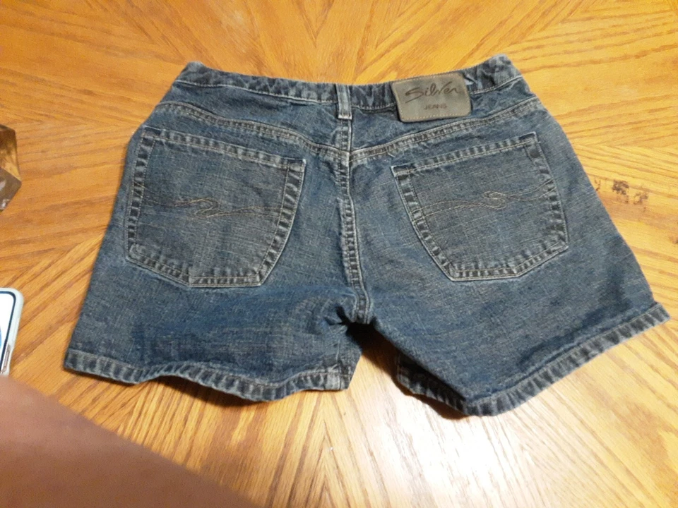 Silver Jeans Mini-Shorts Denim Hecho en Canadá Cintura 26” Elevación 10” Caderas 41” Entrepierna 3. Foto 4 de 4