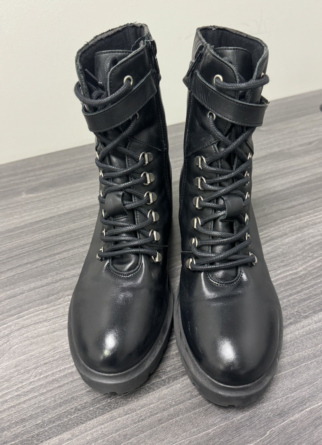 Botines de combate Bertuchi con cordones y hebillas de cuero negro para mujer talla 9”