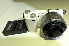 Sony Alpha NEX-5R 16.1MP White Wi-Fi Mirrorless + 16-50mm OSS Lens