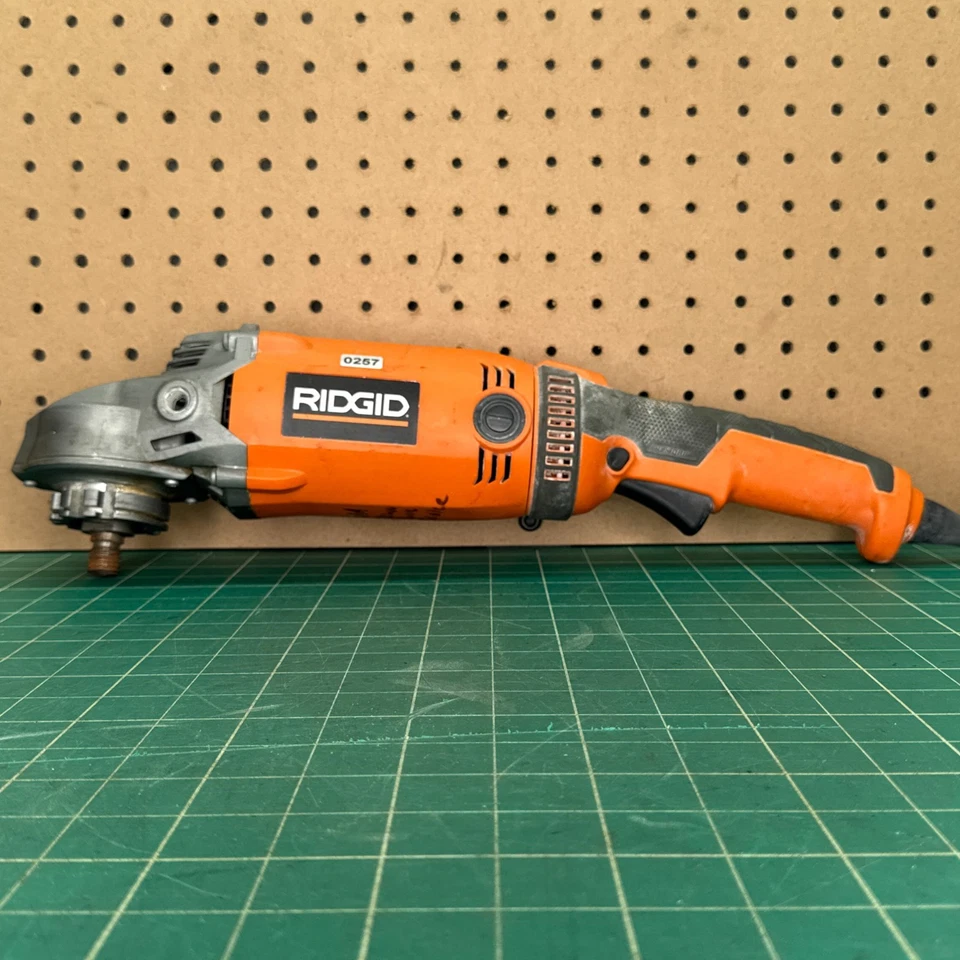 Amoladora angular eléctrica con cable Ridgid R10202 de alta resistencia 7" 120V **SOLO PARA REPUESTOS* Foto 2 de 4