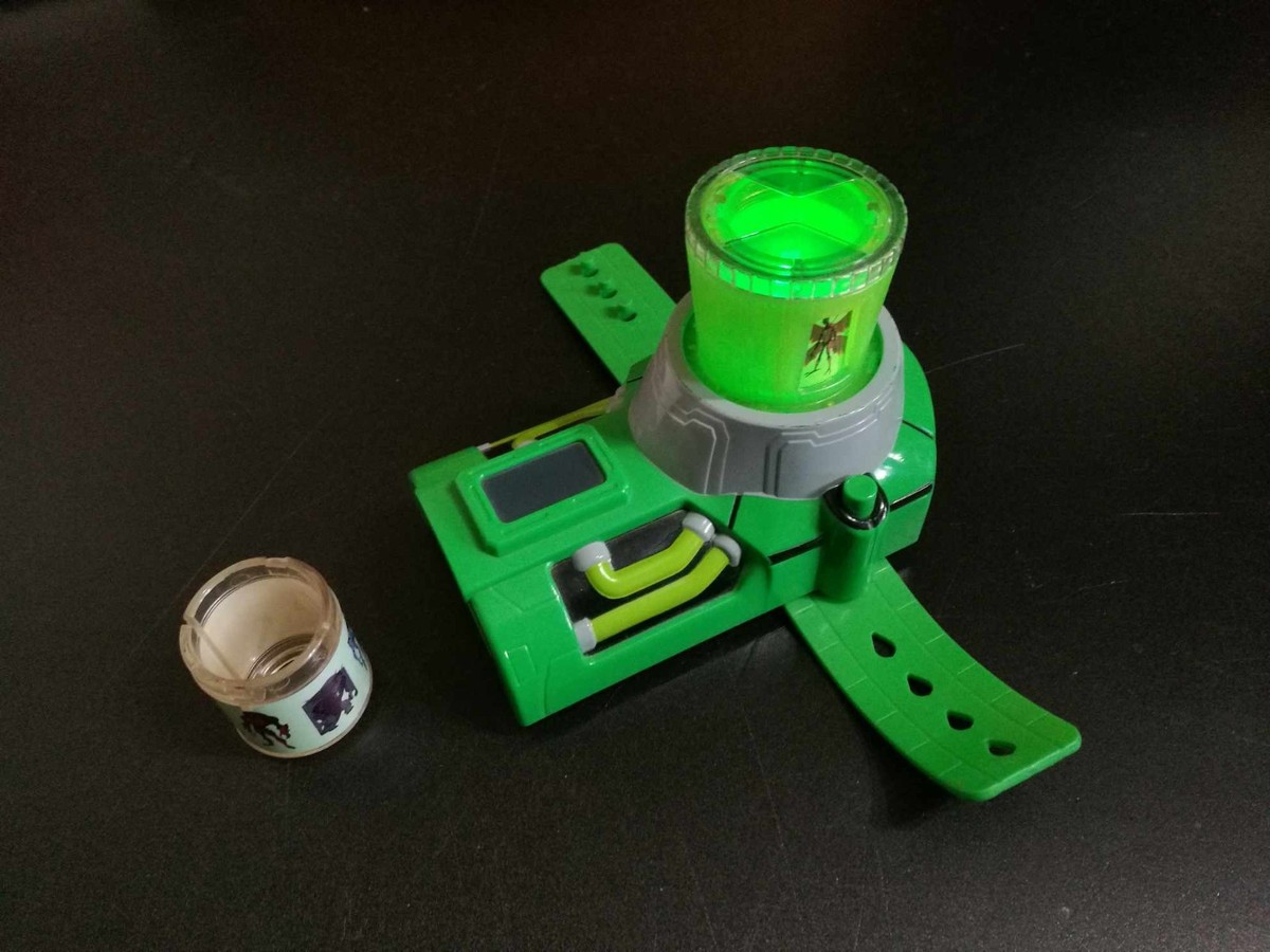 CN Ben 10 Omnitrix Ultimatrix Vuescope Bandai 2010 Watch + 2