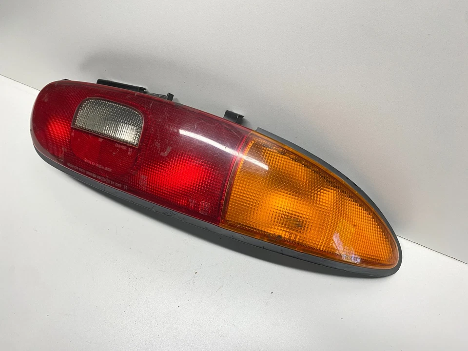 Mazda MX3 1992-1996 montaje de luz trasera derecha del lado del pasajero OEM, 166-58586 Foto 2 de 4