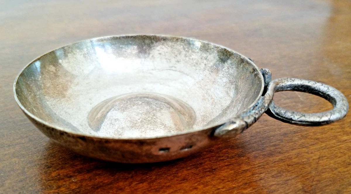 TASTE-VIN en argent, à décor au repoussé de larges